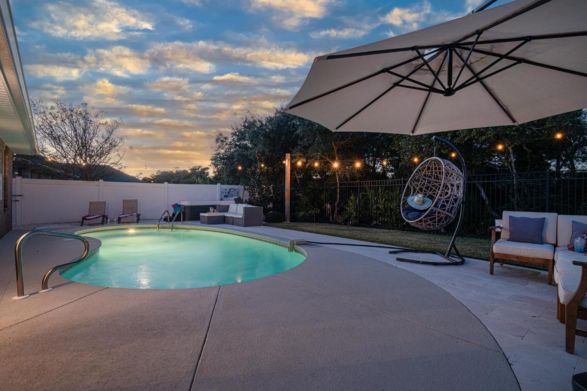 Heated Pool And Golf Cart, Walk To Beach! Best Deal! Дестин Экстерьер фото